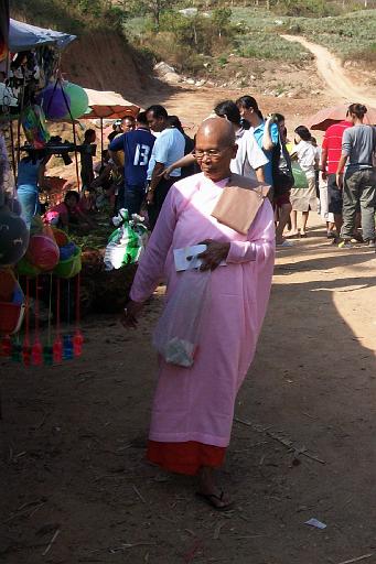 File 17.jpg - Auf dem Burmamarkt - Burmesische Nonne